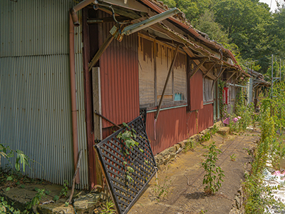 誰も住んでいない空き家を相続せざるを得ない状況になっている